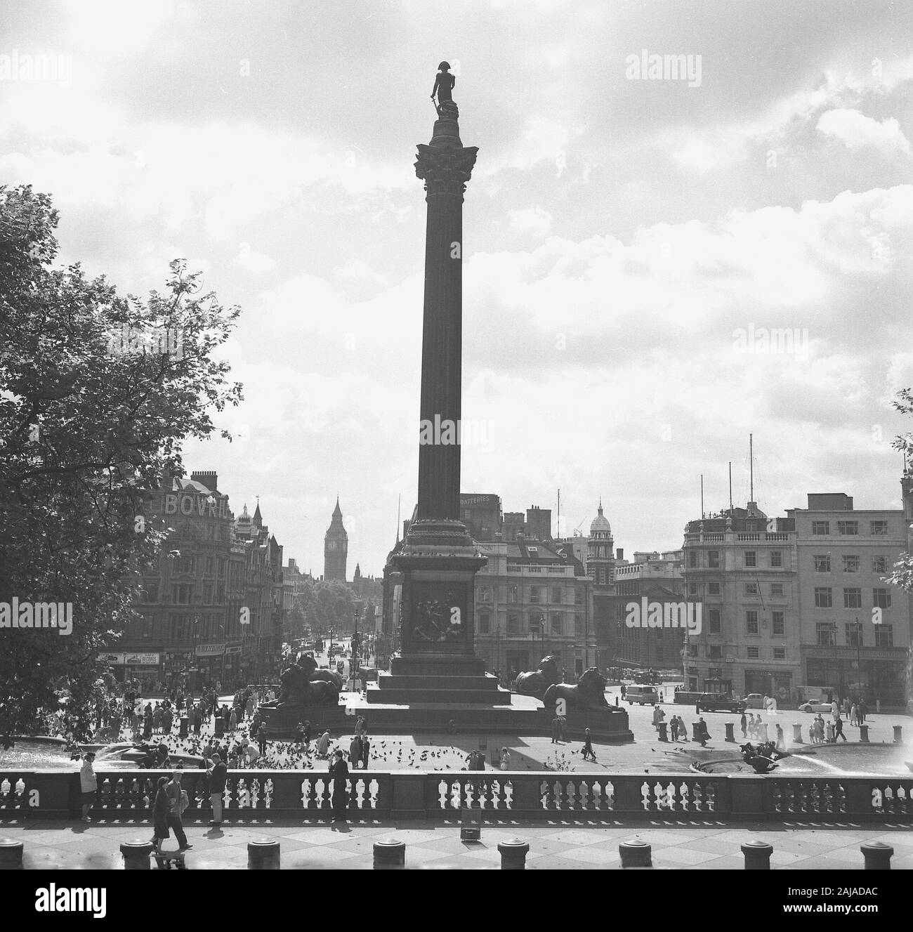 1950er Jahre, historisch, Trafalgar Square, London in dieser Epoche mit dem berühmten Denkmal von Nelsons Säule, das im Jahr 1843 erbaut wurde und Westminster umgibt. Stockfoto