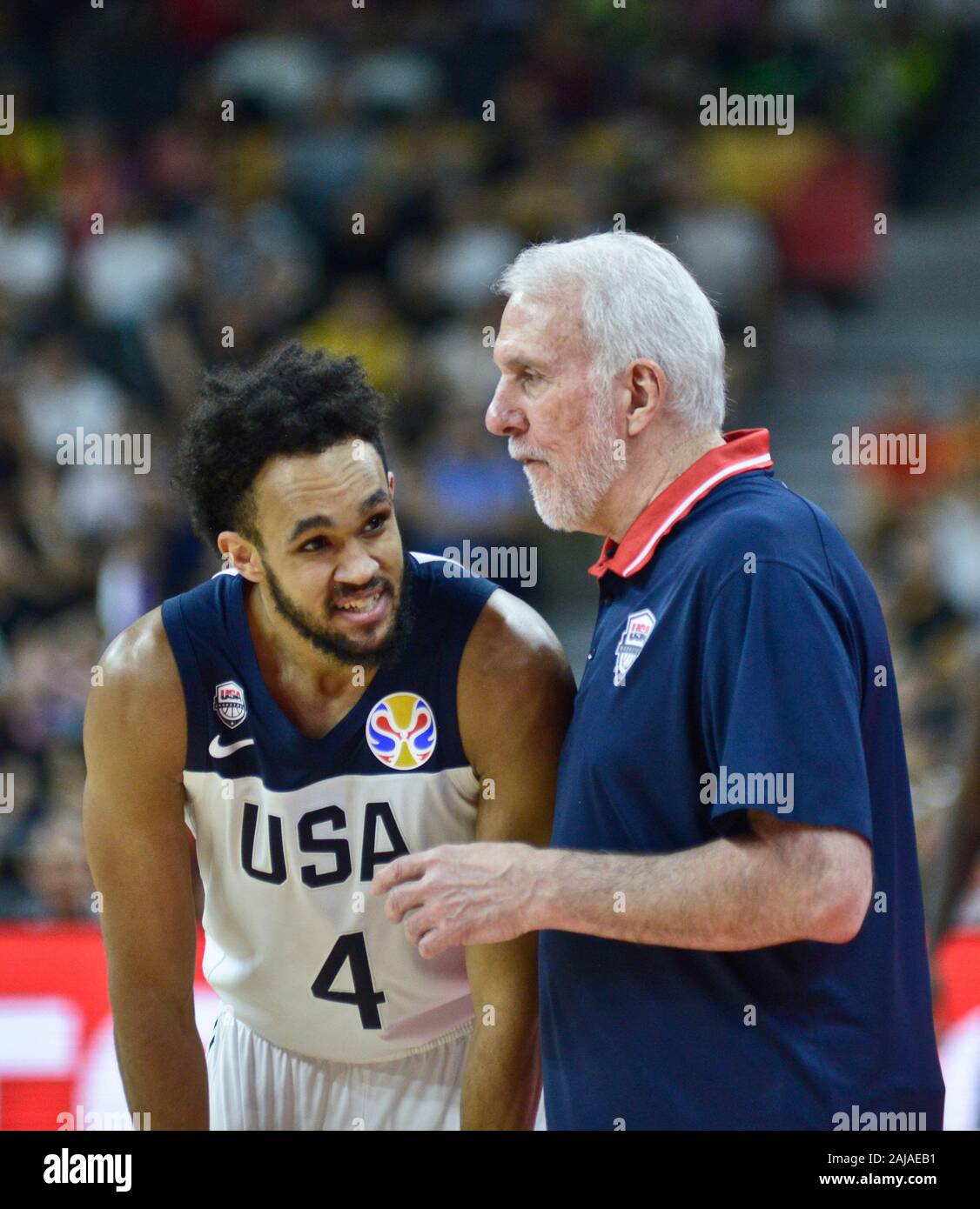 Gregg Popovich spricht mit Derrick Weiß. USA gegen Frankreich. FIBA Basketball Wm China 2019, Qua Stockfoto