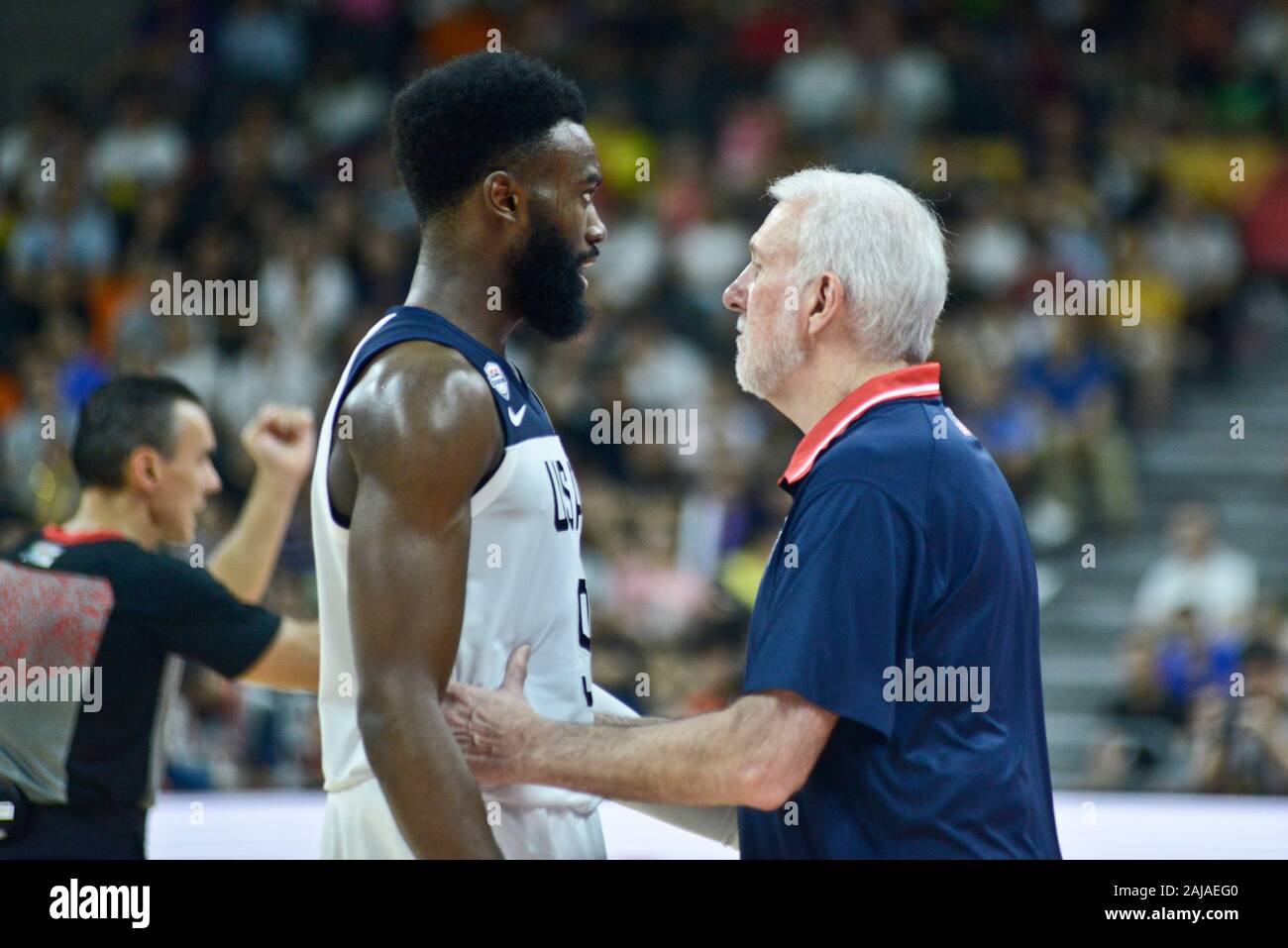 Gregg Popovich spricht mit Jaylen Braun. USA gegen Frankreich. FIBA Basketball Wm China 2019, Qua Stockfoto