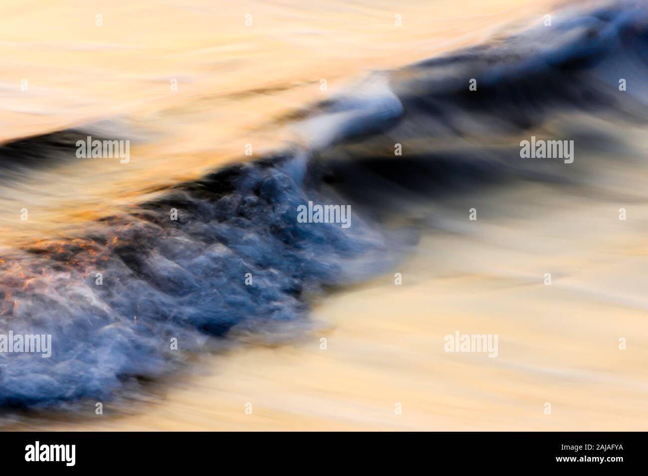 Ocean Waves nähert sich der Küste bei Sonnenuntergang. Ort Playa Grande, Costa Rica. Stockfoto