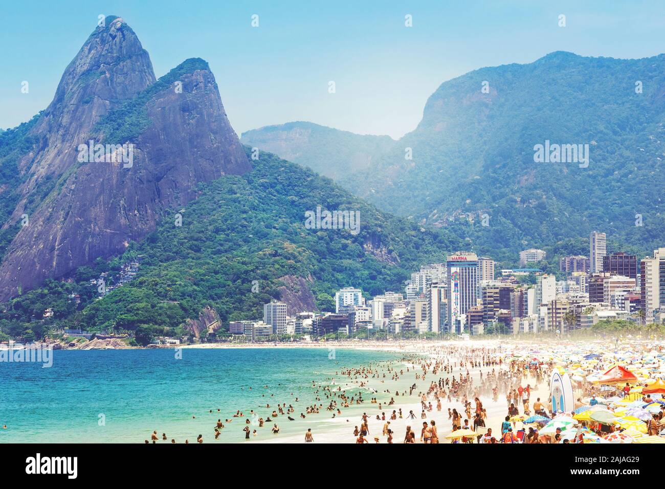Ipanema Beach an einem sonnigen Tag in Rio de Janeiro, Brasilien. Stockfoto