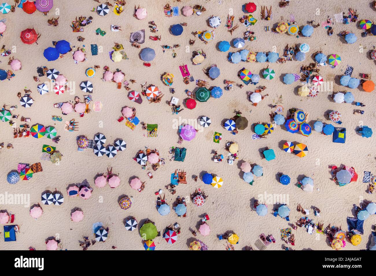 Rio de Janeiro, Brasilien, Blick von oben auf den Strand von Copacabana anzeigen bunte Sonnenschirme und Menschen entspannend an einem Sommertag. Stockfoto