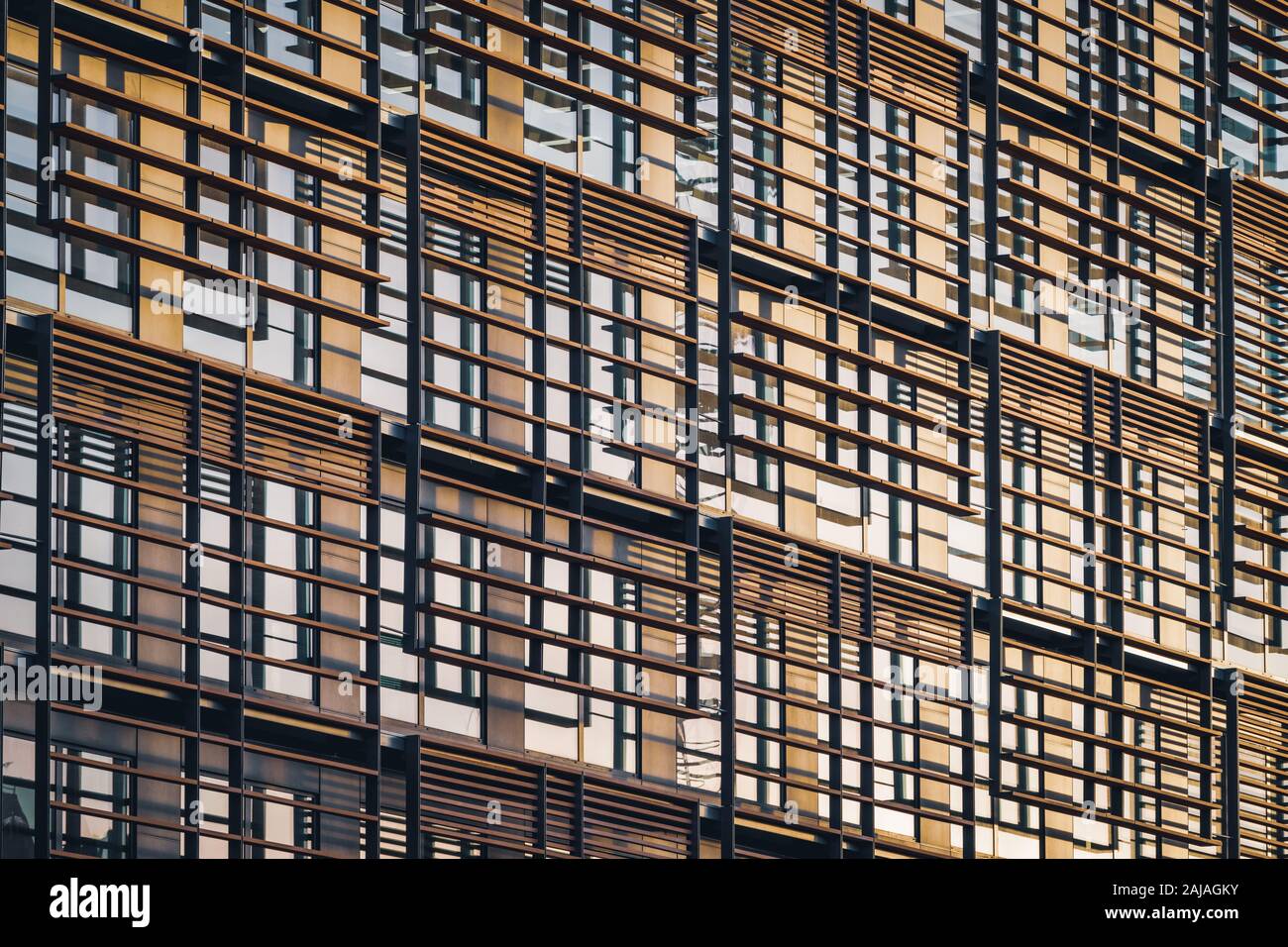 Geometrische Fassade eines minimalistischen Gebäude unter der letzten Nachmittag leuchtet. Stockfoto