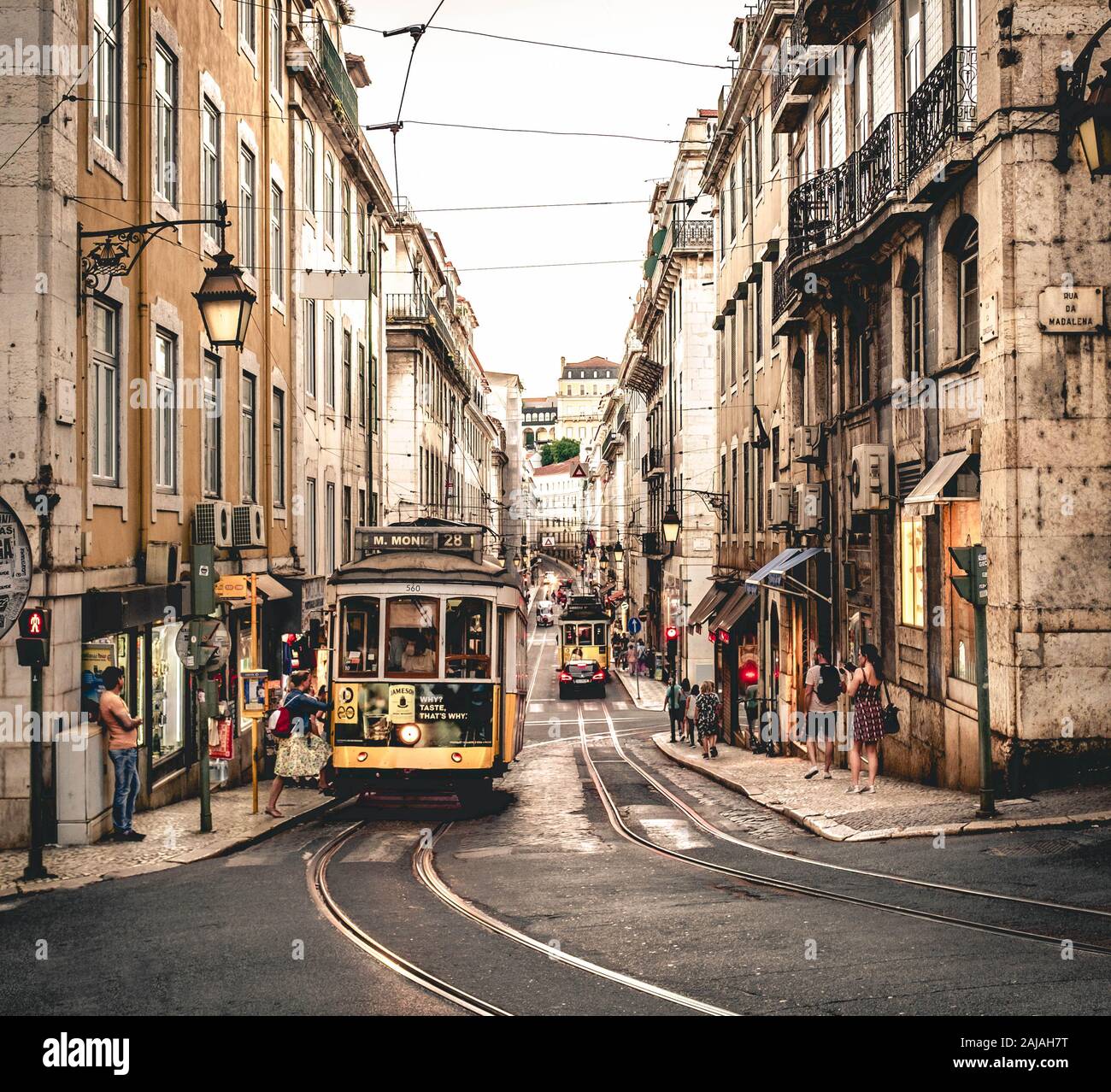 lissabon-street-view-frau-erhalten-in-iconic-lissabonner-stra-enbahn