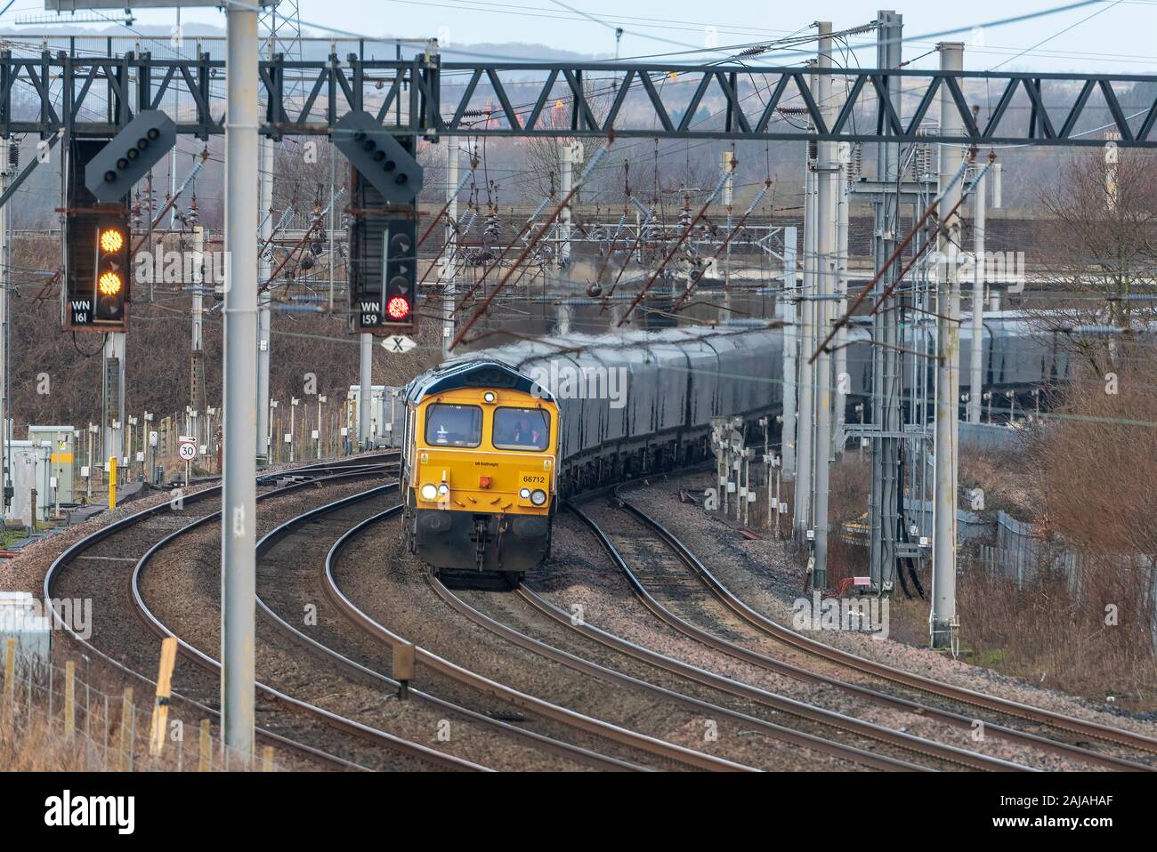 Drax powerstation Biomasse Zug von GBRf Class 66 diesel-elektrische Lokomotive auf der West Coast Main Line. Stockfoto