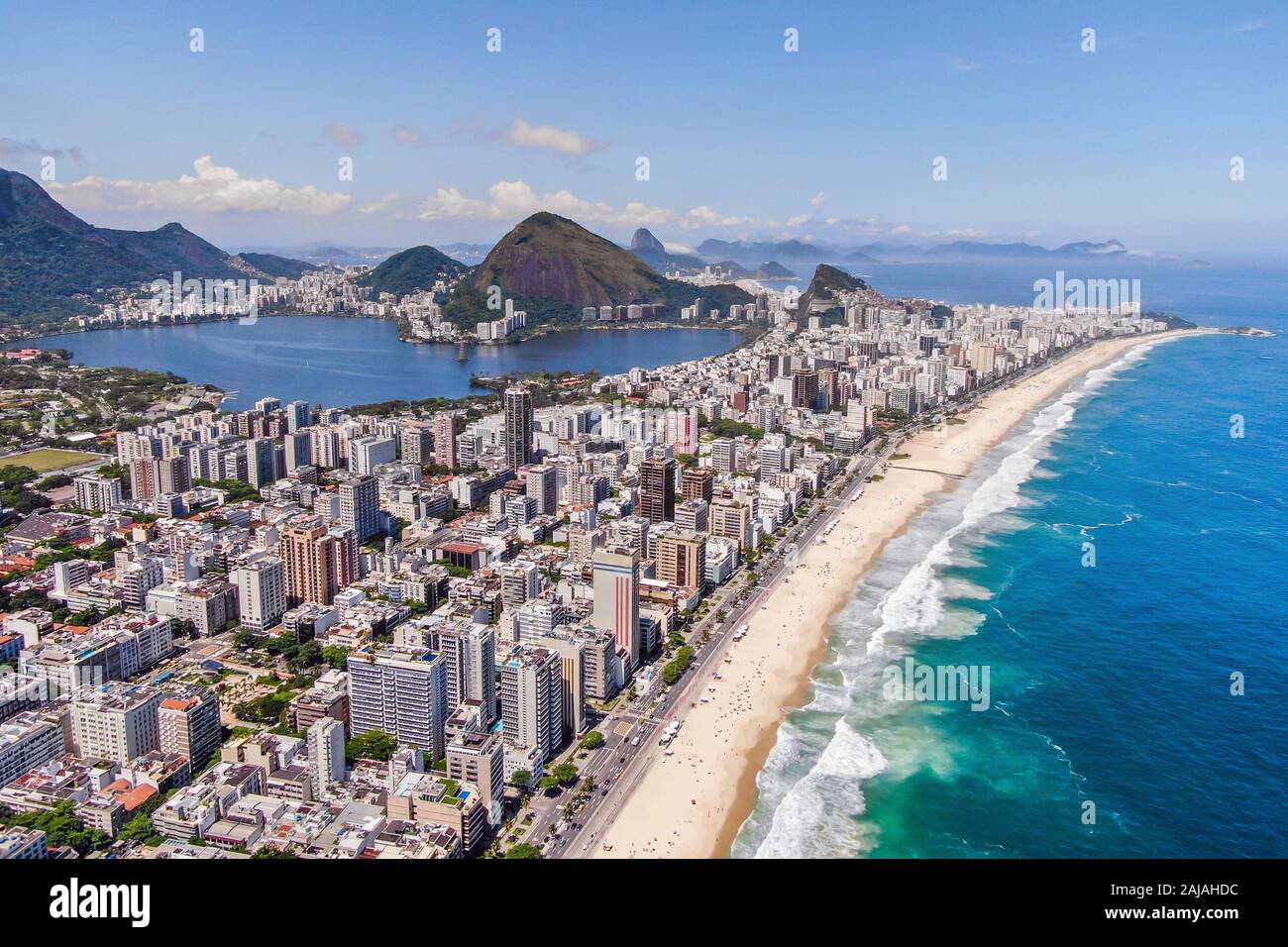 Rio de Janeiro, Brasilien, Luftaufnahme von Ipanema Beach und Lagoa im Sommer, tagsüber. Stockfoto