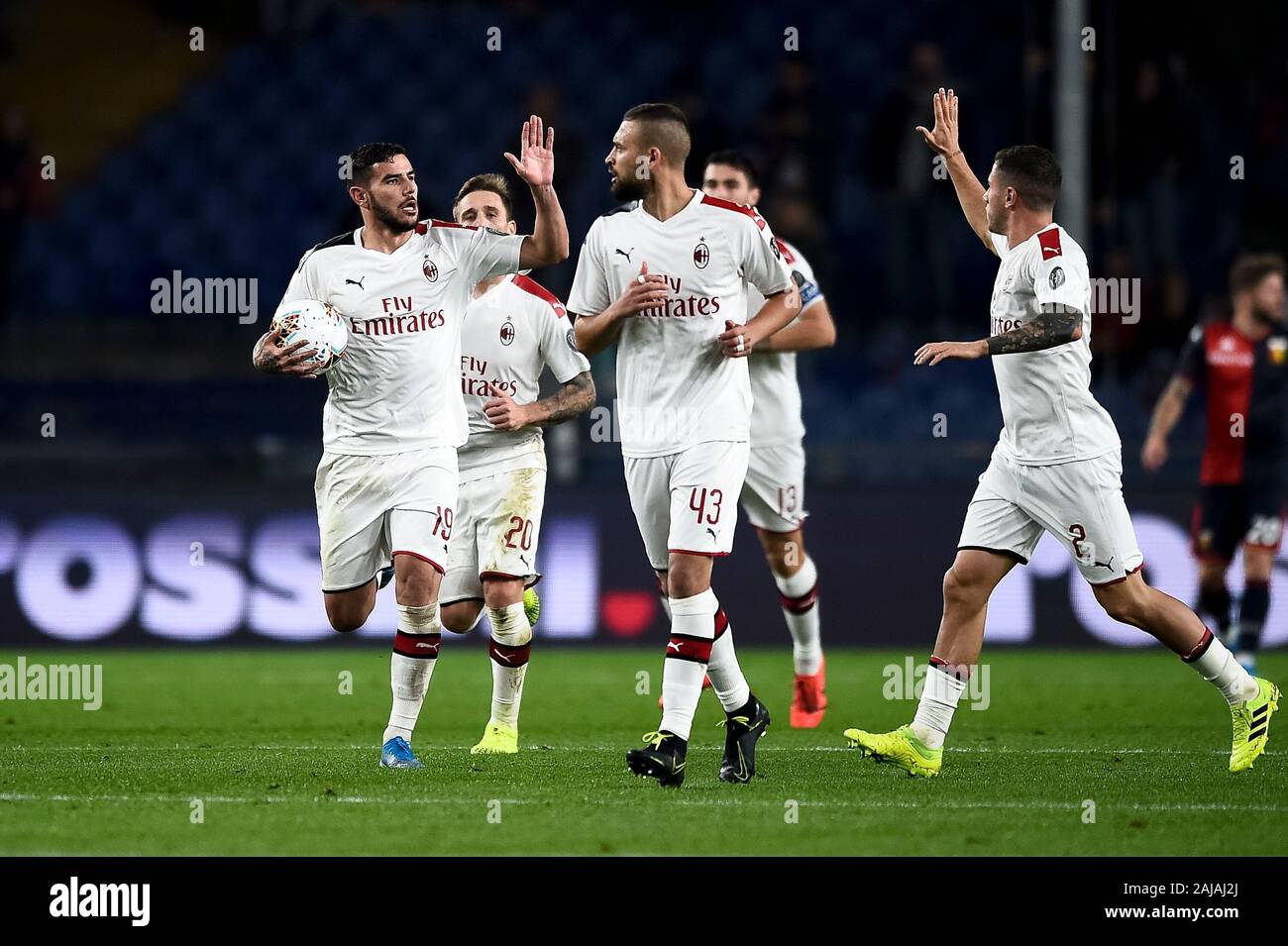 Genua, Italien. 5. Oktober, 2019: Theo Hernandez (L) von AC Mailand feiert mit seinen Mannschaftskameraden, nachdem er ein Ziel während der Serie ein Fußballspiel zwischen Genua CFC und AC Mailand. Der AC Mailand gewann 2-1 über Genua CFC. Credit: Nicolò Campo/Alamy leben Nachrichten Stockfoto