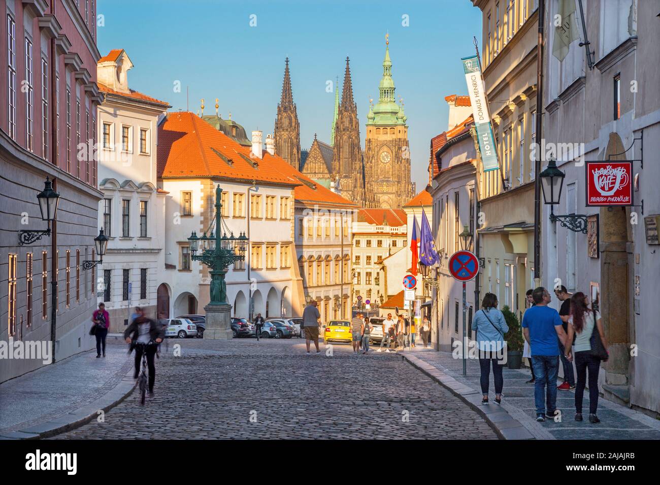 Prag, tschechische Republik - 12. Oktober 2018: Die St. Vitus Kathedrale und der Loretánská Straße in Abend. Stockfoto