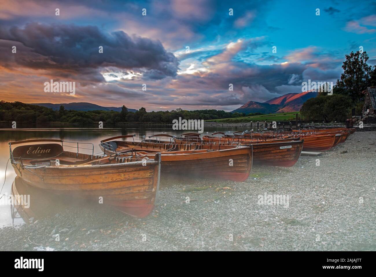 Ruderboote am Ufer des Derwent Water in der Nähe von Keswick bei Sonnenuntergang, Lake District, Cumbria, England, Uk, Gb Stockfoto