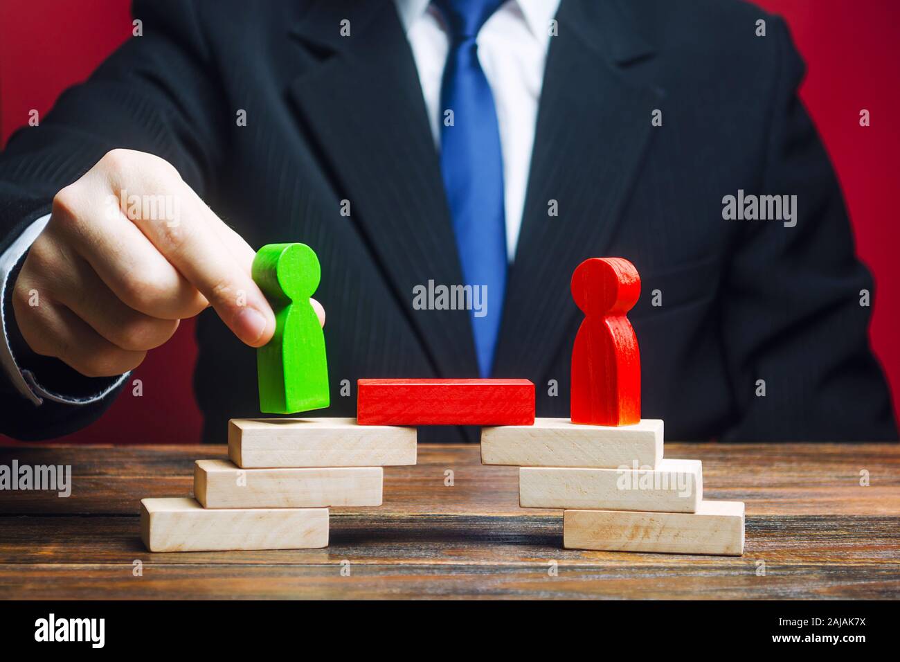 Der Mann schafft die Voraussetzungen für Verhandlungen und Konflikten zwischen Gegnern. Konfrontation Rivalen. Brücken bauen, Beziehungen verbessern Stockfoto