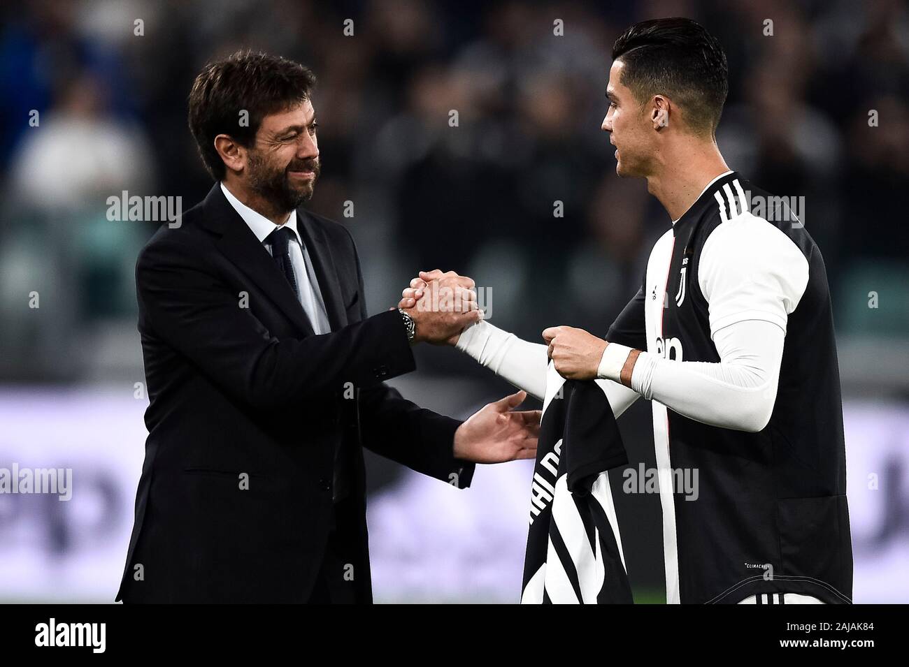 Turin, Italien. 19. Oktober, 2019: Andrea Agnelli (L) schüttelt Hände mit Cristiano Ronaldo von Juventus Turin vor der Serie ein Fußballspiel zwischen Juventus FC und FC Bologna. FC Juventus gewann 2-1 über FC Bologna. Credit: Nicolò Campo/Alamy leben Nachrichten Stockfoto