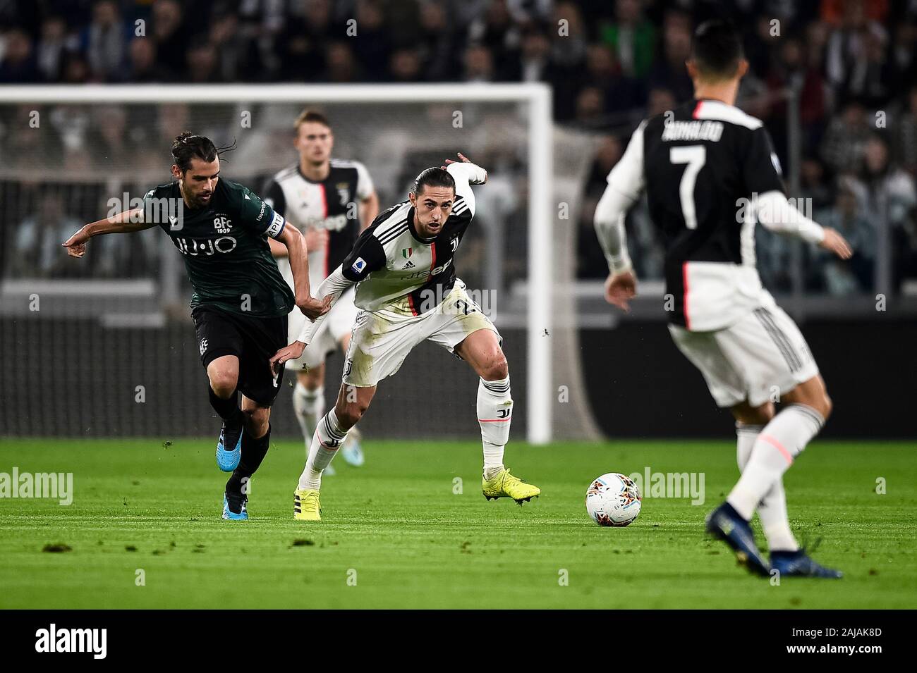 Turin, Italien. 19. Oktober, 2019: Adrien Rabiot (C) des FC Juventus konkurriert für die Kugel mit Andrea Poli der FC Bologna in der Serie ein Fußballspiel zwischen Juventus FC und FC Bologna. FC Juventus gewann 2-1 über FC Bologna. Credit: Nicolò Campo/Alamy leben Nachrichten Stockfoto