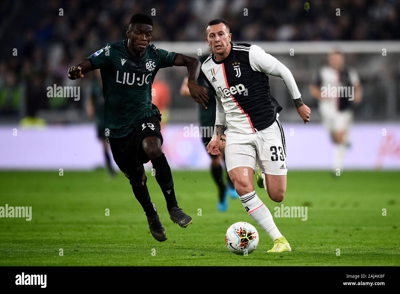 Turin, Italien. 19. Oktober, 2019: Federico Bernardeschi (R) der FC Juventus konkurriert für die Kugel mit Ibrahima Mbaye der FC Bologna in der Serie ein Fußballspiel zwischen Juventus FC und FC Bologna. FC Juventus gewann 2-1 über FC Bologna. Credit: Nicolò Campo/Alamy leben Nachrichten Stockfoto