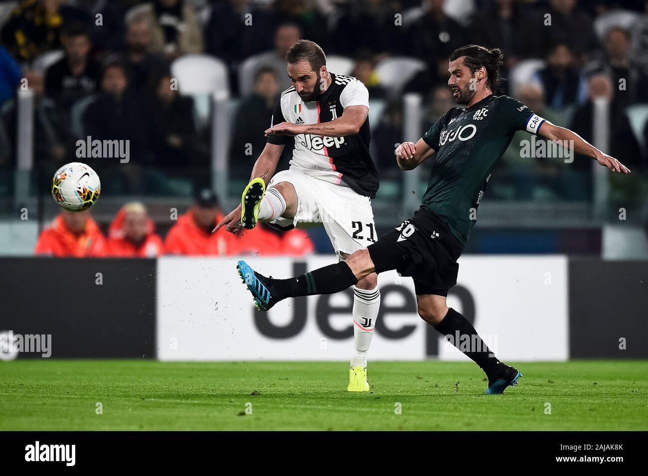 Turin, Italien. 19. Oktober, 2019: Gonzalo Higuain (L) des FC Juventus konkurriert für die Kugel mit Andrea Poli der FC Bologna in der Serie ein Fußballspiel zwischen Juventus FC und FC Bologna. FC Juventus gewann 2-1 über FC Bologna. Credit: Nicolò Campo/Alamy leben Nachrichten Stockfoto