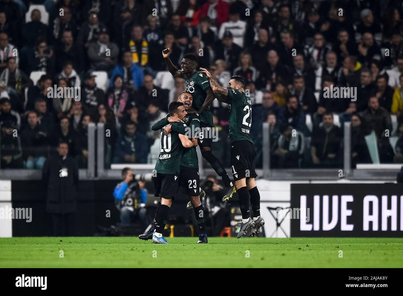 Turin, Italien. 19. Oktober, 2019: Danilo Larangeira (C) der FC Bologna feiert mit seinen Mannschaftskameraden, nachdem er ein Ziel während der Serie ein Fußballspiel zwischen Juventus FC und FC Bologna. FC Juventus gewann 2-1 über FC Bologna. Credit: Nicolò Campo/Alamy leben Nachrichten Stockfoto