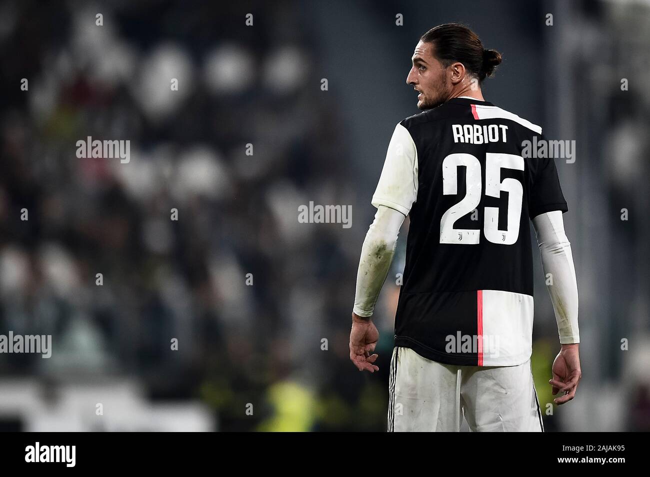 Turin, Italien. 19. Oktober, 2019: Adrien Rabiot von Juventus Turin FC sieht während der Serie ein Fußballspiel zwischen Juventus FC und FC Bologna. FC Juventus gewann 2-1 über FC Bologna. Credit: Nicolò Campo/Alamy leben Nachrichten Stockfoto