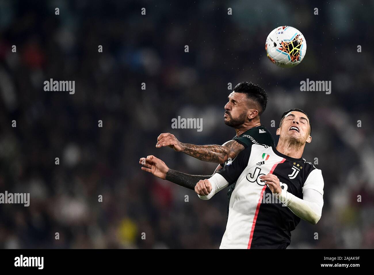 Turin, Italien. 19. Oktober, 2019: Cristiano Ronaldo (R) der FC Juventus konkurriert für einen Header mit Roberto Soriano von FC Bologna in der Serie ein Fußballspiel zwischen Juventus FC und FC Bologna. FC Juventus gewann 2-1 über FC Bologna. Credit: Nicolò Campo/Alamy leben Nachrichten Stockfoto
