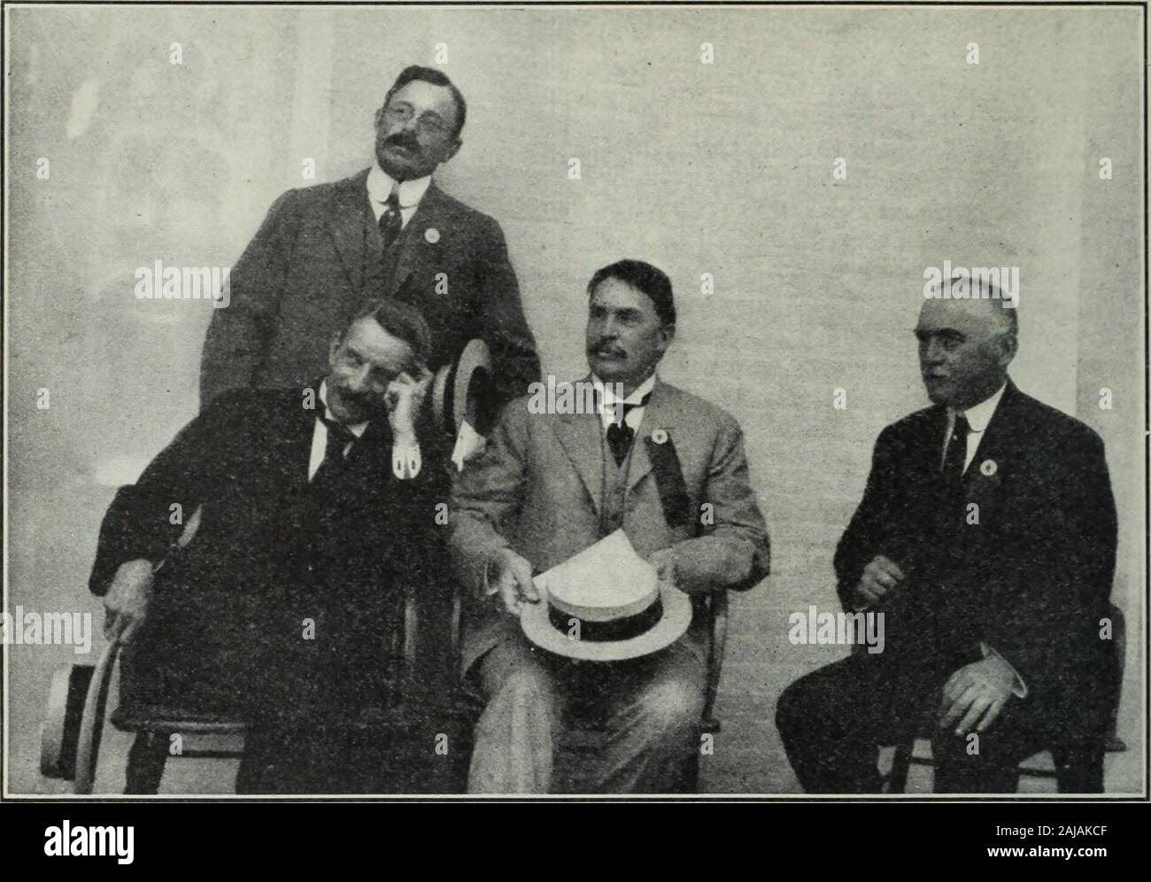 Überprüfung der Bewertungen und der Welt arbeiten. YT. (Ratgeber des State Department) Demokraten im Rat. Durch pbotozrapb Moffett, Chicago. . MK. KOYAL E. CABELL. (Die lew Kommissar der Finanzbehörde.) Ein mehrere Tage Konferenz ofDemocrats bei Saratoga beendet onSeptember lO. Mehrere hundredDemocrats des Staates New York werepresent. Das Hon Edward M. Shepard waspermanent Vorsitzender. Herr Herbert T. Bis-verkaufen, ehemals von Herrn Clevelands Cabinet, war ein prominenter Mann in der Konferenz, andMr. Morgan OBrien, Hr. Alton B. Parker, Herr D-Cady Herrick, Herr ThomasOsborne, Herr Herman Ridder, Herr Augus-tus Va Stockfoto