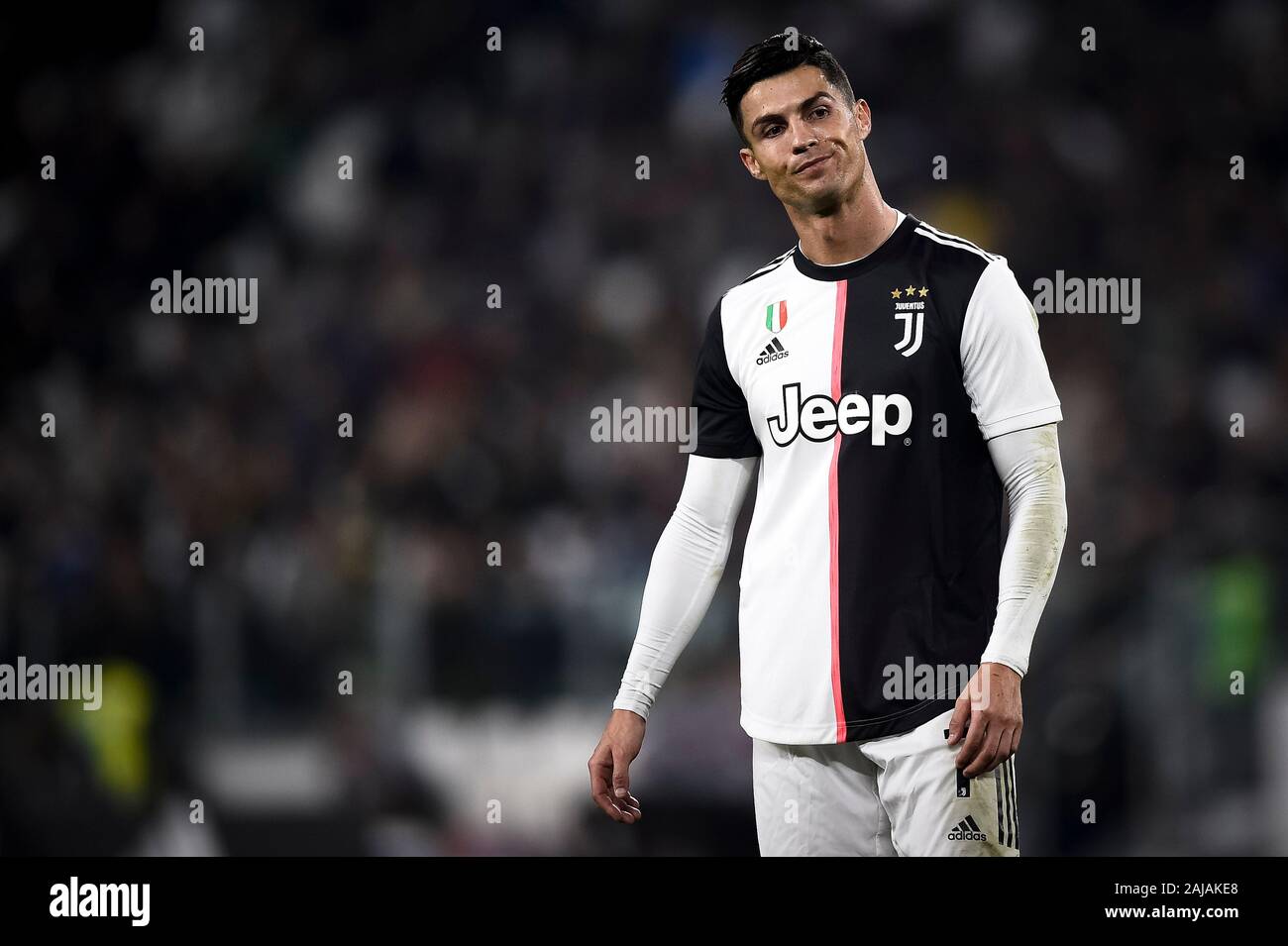 Turin, Italien. 19. Oktober, 2019: Cristiano Ronaldo von Juventus Turin FC sieht während der Serie ein Fußballspiel zwischen Juventus FC und FC Bologna niedergeschlagen. FC Juventus gewann 2-1 über FC Bologna. Credit: Nicolò Campo/Alamy leben Nachrichten Stockfoto
