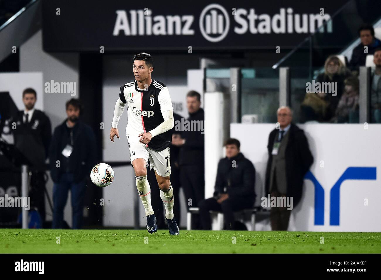 Turin, Italien. 19. Oktober, 2019: Cristiano Ronaldo von Juventus Turin FC in Aktion vor einem Schreiben 'Allianz Stadion' während der Serie ein Fußballspiel zwischen Juventus FC und FC Bologna. FC Juventus gewann 2-1 über FC Bologna. Credit: Nicolò Campo/Alamy leben Nachrichten Stockfoto