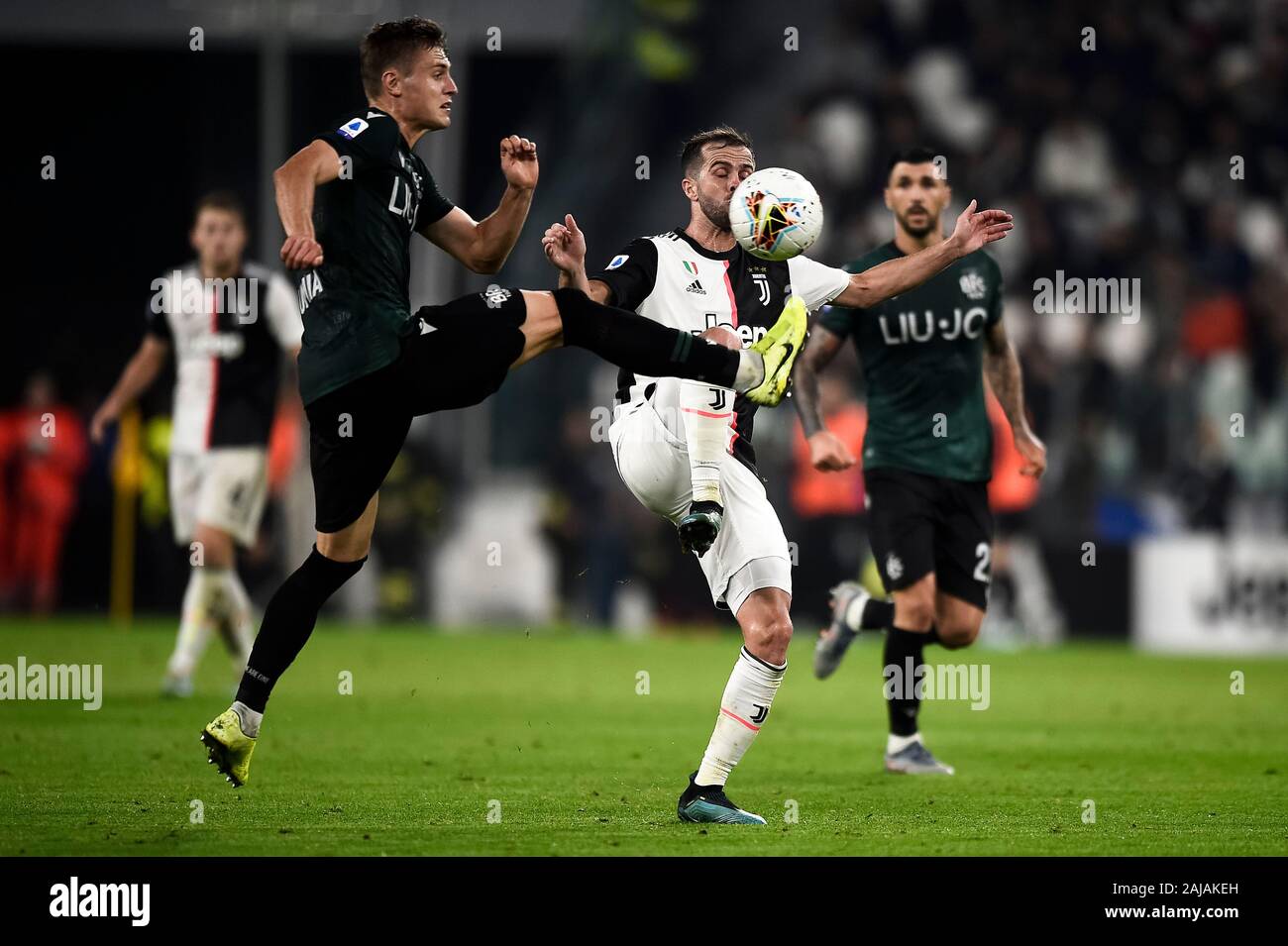 Turin, Italien. 19. Oktober, 2019: Miralem Rudolph von Juventus Turin FC konkurriert für die Kugel mit Mattias Svanberg der FC Bologna in der Serie ein Fußballspiel zwischen Juventus FC und FC Bologna. FC Juventus gewann 2-1 über FC Bologna. Credit: Nicolò Campo/Alamy leben Nachrichten Stockfoto