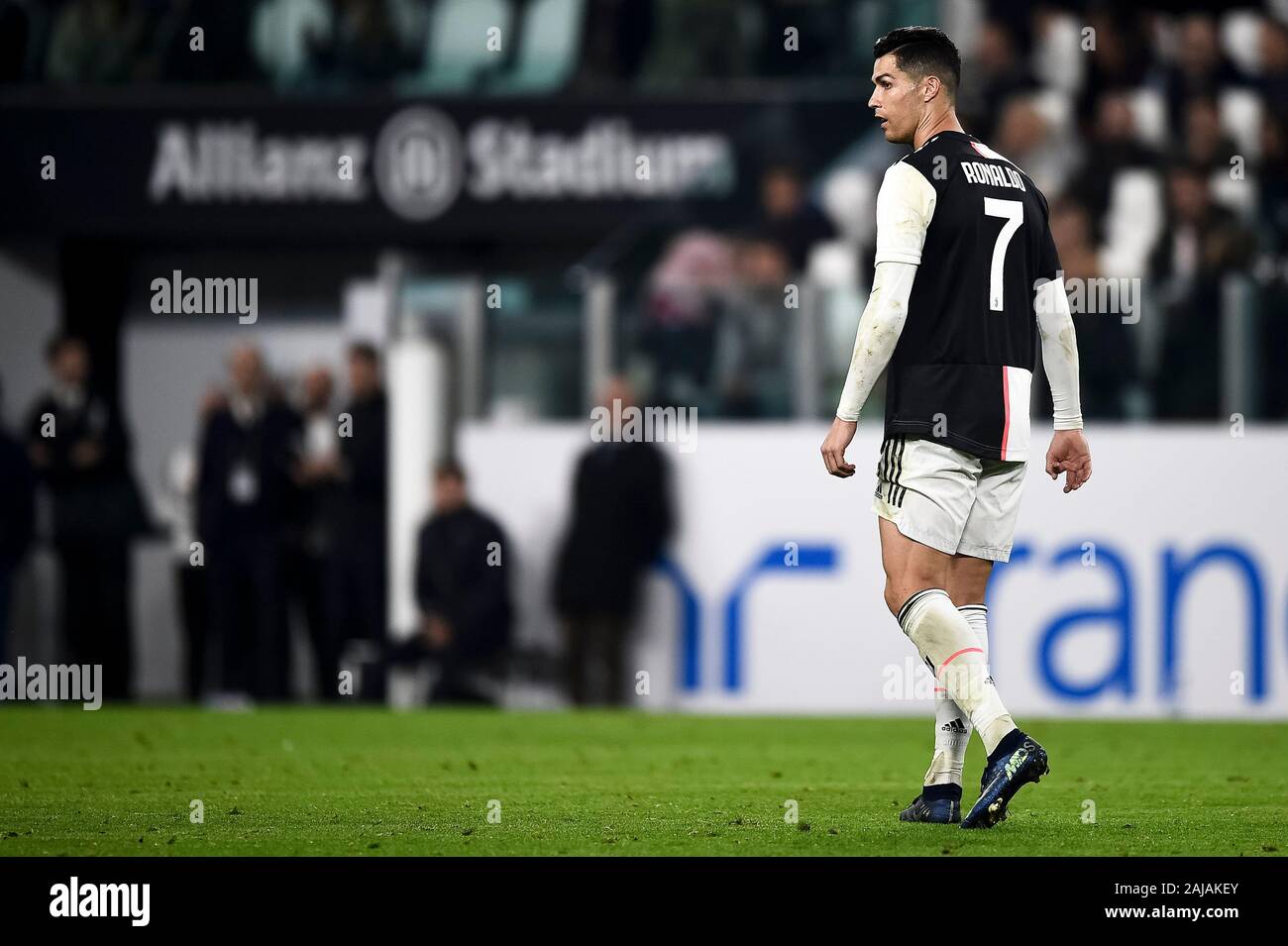 Turin, Italien. 19. Oktober, 2019: Cristiano Ronaldo von Juventus Turin FC sieht während der Serie ein Fußballspiel zwischen Juventus FC und FC Bologna. FC Juventus gewann 2-1 über FC Bologna. Credit: Nicolò Campo/Alamy leben Nachrichten Stockfoto