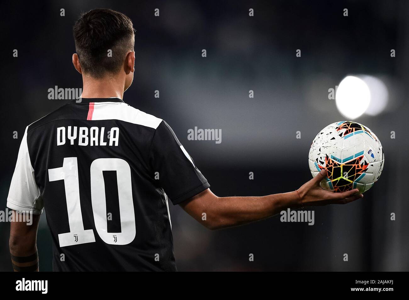 Turin, Italien. 19. Oktober, 2019: Paulo Dybala von Juventus Turin FC hält die Kugel während der Serie ein Fußballspiel zwischen Juventus FC und FC Bologna. FC Juventus gewann 2-1 über FC Bologna. Credit: Nicolò Campo/Alamy leben Nachrichten Stockfoto