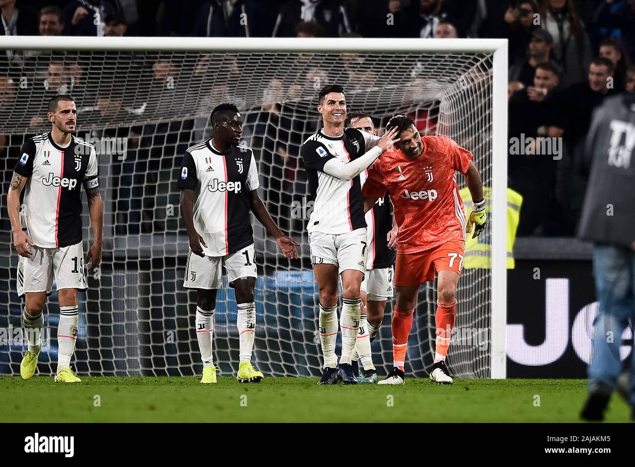Turin, Italien. 19. Oktober, 2019: Gianluigi Buffon (R) von Juventus Turin FC feiert den Sieg mit Cristiano Ronaldo von Juventus am Ende der Serie ein Fußballspiel zwischen Juventus FC und FC Bologna. FC Juventus gewann 2-1 über FC Bologna. Credit: Nicolò Campo/Alamy leben Nachrichten Stockfoto