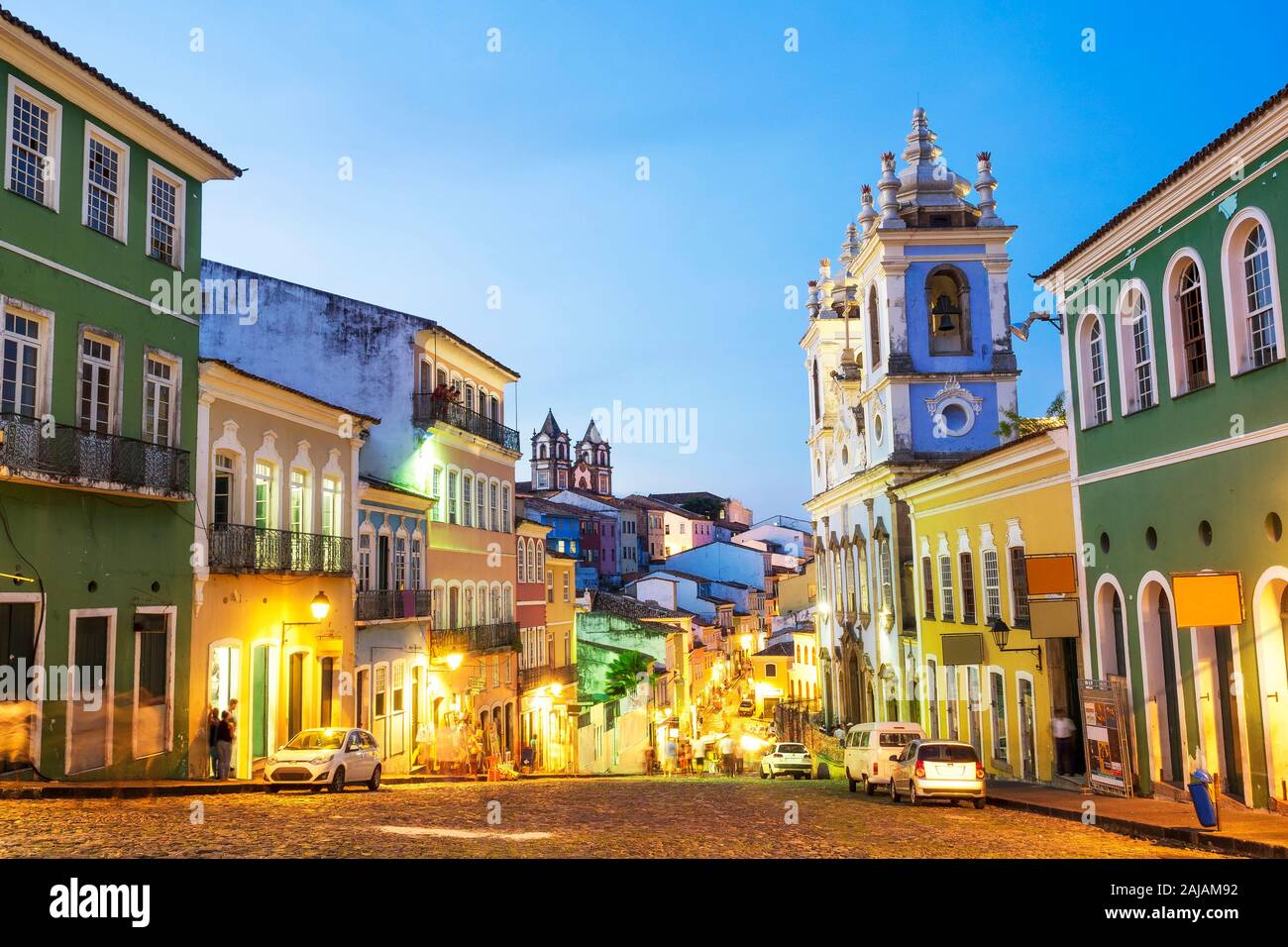 Bunte Häuser aus der Kolonialzeit in der Altstadt von Pelourinho in Salvador da Bahia, Brasilien. Stockfoto