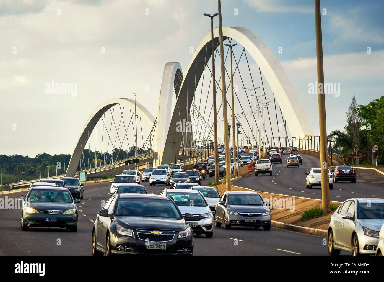 Verkehr auf Juscelino Kubitschek Brücke aka JK Brücke in Brasilia, der Hauptstadt Brasiliens. Stockfoto