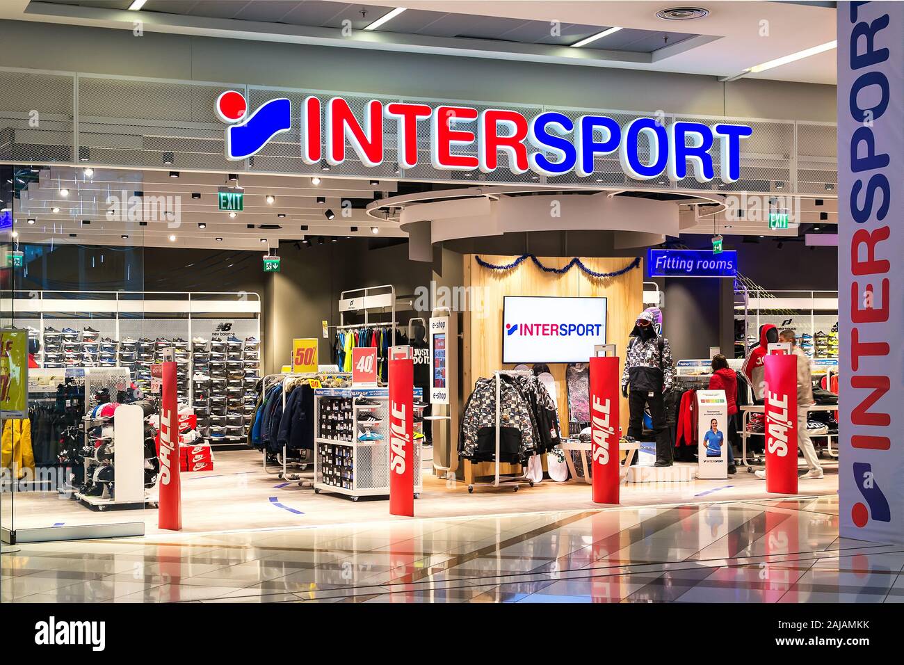 Varna, Bulgarien, 20. Dezember 2019. Eingang zum Intersport store in der Grand Mall Shopping Centre. Repräsentant der intersport Logo auf Shop, Boutique. Stockfoto