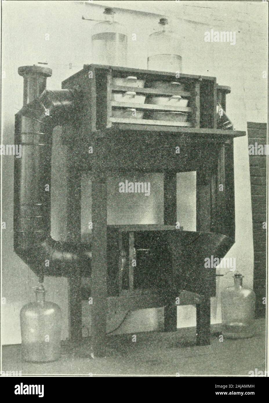 Jahresbericht der wissenschaftlichen und industriellen Forschung Rat von Alberta. Kohle, unten ein extra regulatingpipe, durch den Ventilator. Und wieder die Regulierung der Rohr- und über die Kohle. Abbildung K) ist ein Foto von dem Gerät mit offener Tür und zeigt acht Fächer von Kohle für die Trocknung ausgesetzt. Auch zeigtdie zwei Flaschen auf der Oberseite, aus denen das Kalziumchlorid unten solutionflows, Einweichen und eine Reihe von Lampe Docht in theregulating Rohre, und schließlich in den zwei Flasche - darunter. Von diesen Flaschen an die Flaschen auf: zurückgegeben wird, nachdem es L.3 neu eingestellt wurde. Stockfoto