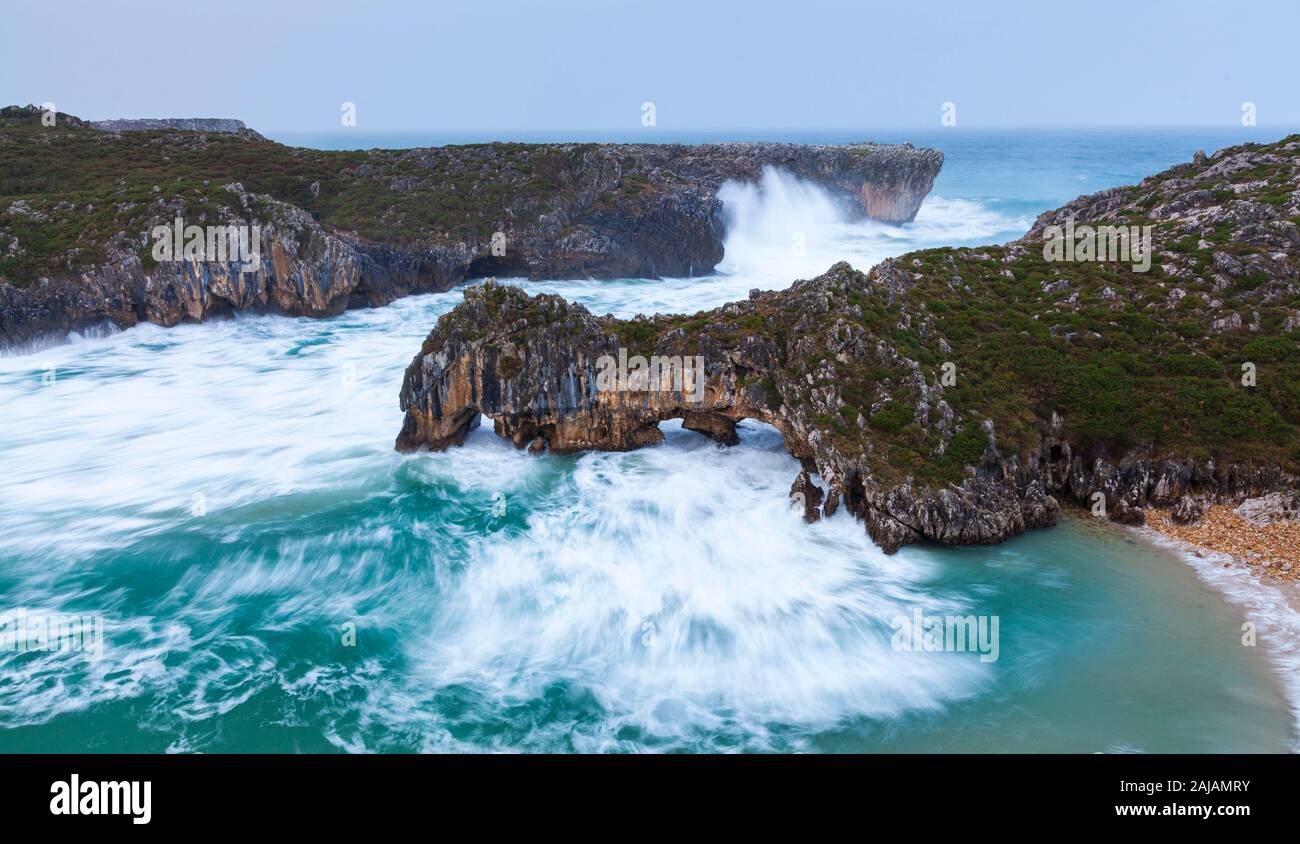 Llanes Rat, Cuevas del Mar Strand, Kantabrischen Meer, Asturien, Spanien, Europa Stockfoto