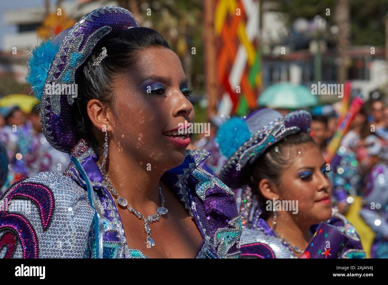 Weibliche Mitglieder der einen Caporales tanzen Gruppe in prunkvollen Kostümen, die Durchführung auf dem jährlichen Carnaval Andino Con la Fuerza del Sol in Arica, Chile. Stockfoto