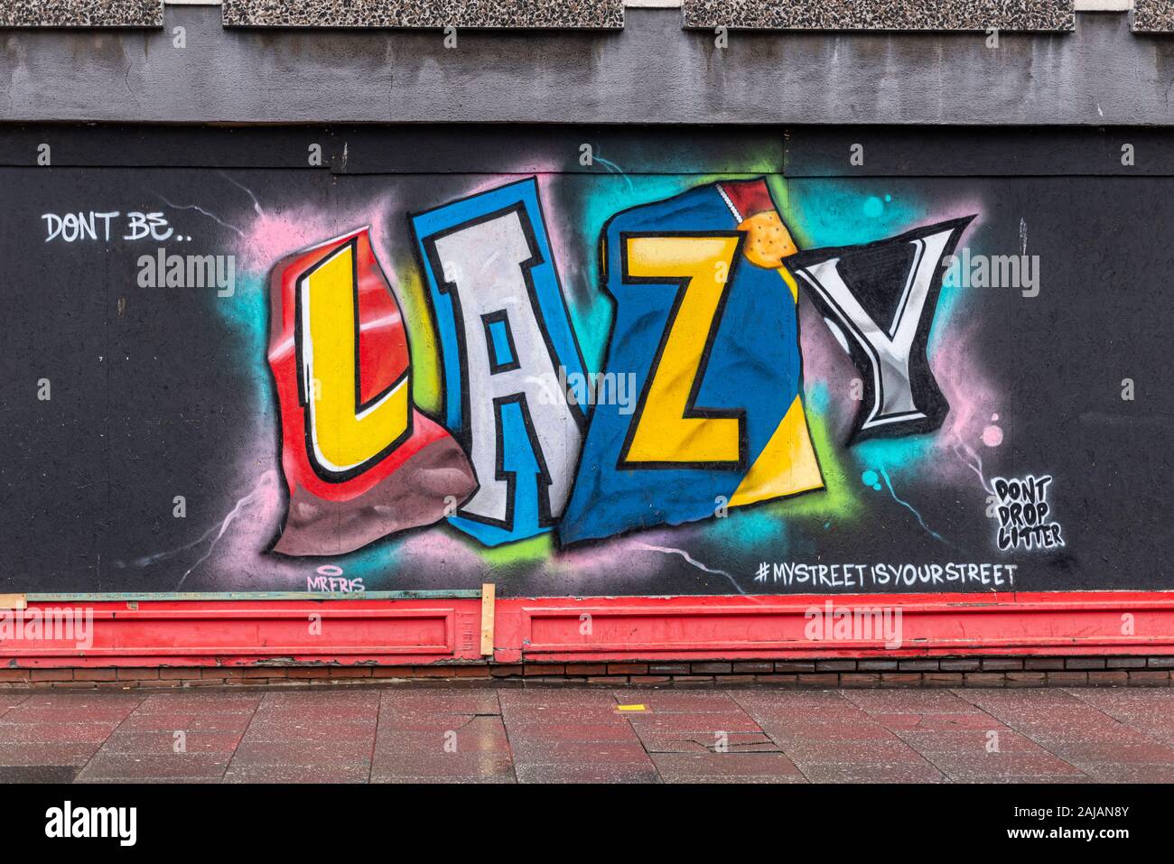 Wurf Graffiti an einer Wand in Southend On Sea, Essex, Großbritannien. Nicht faul sein, lassen Sie sie nicht fallen Wurf Street Art. Hashtag meine Straße ist Ihre Straße. Sauber. Ordentlich Stockfoto