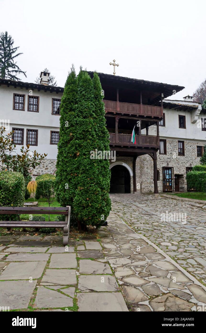 Der Eingang zum Innenhof des Trojan Kloster wurde ursprünglich im Jahr 1600 gegründet und hat sich in seiner heutigen Form in 1830-1865 restauriert, Dorf Stockfoto