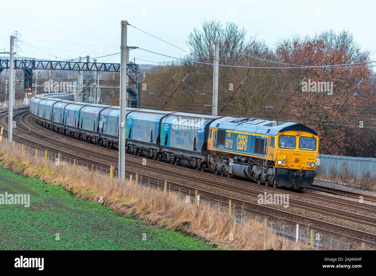 Drax powerstation Biomasse Zug von GBRf Class 66 diesel-elektrische Lokomotive auf der West Coast Main Line. Stockfoto