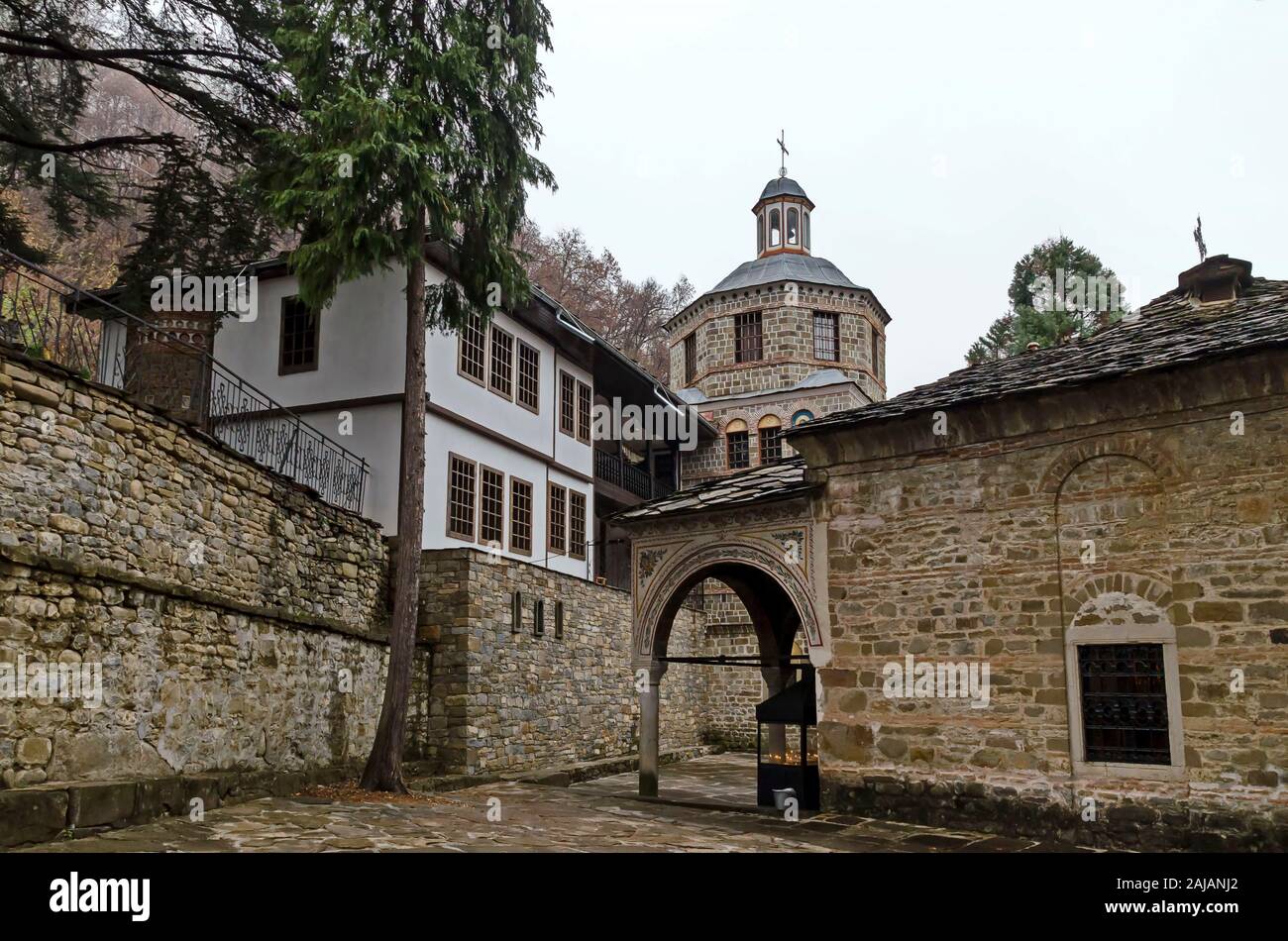 Eine schöne Kirche"-Annahme der Jungfrau Maria" auf dem Kirchhof mit Platz für die Installation von Kerzen in der Trojan Kloster, Oreschak Dorf, Bulg Stockfoto