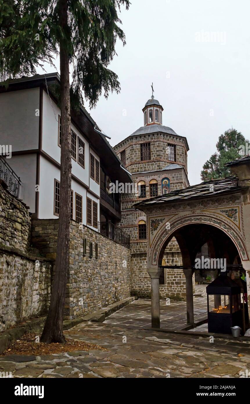 Eine schöne Kirche"-Annahme der Jungfrau Maria" auf dem Kirchhof mit Platz für die Installation von Kerzen in der Trojan Kloster, Oreschak Dorf, Bulg Stockfoto