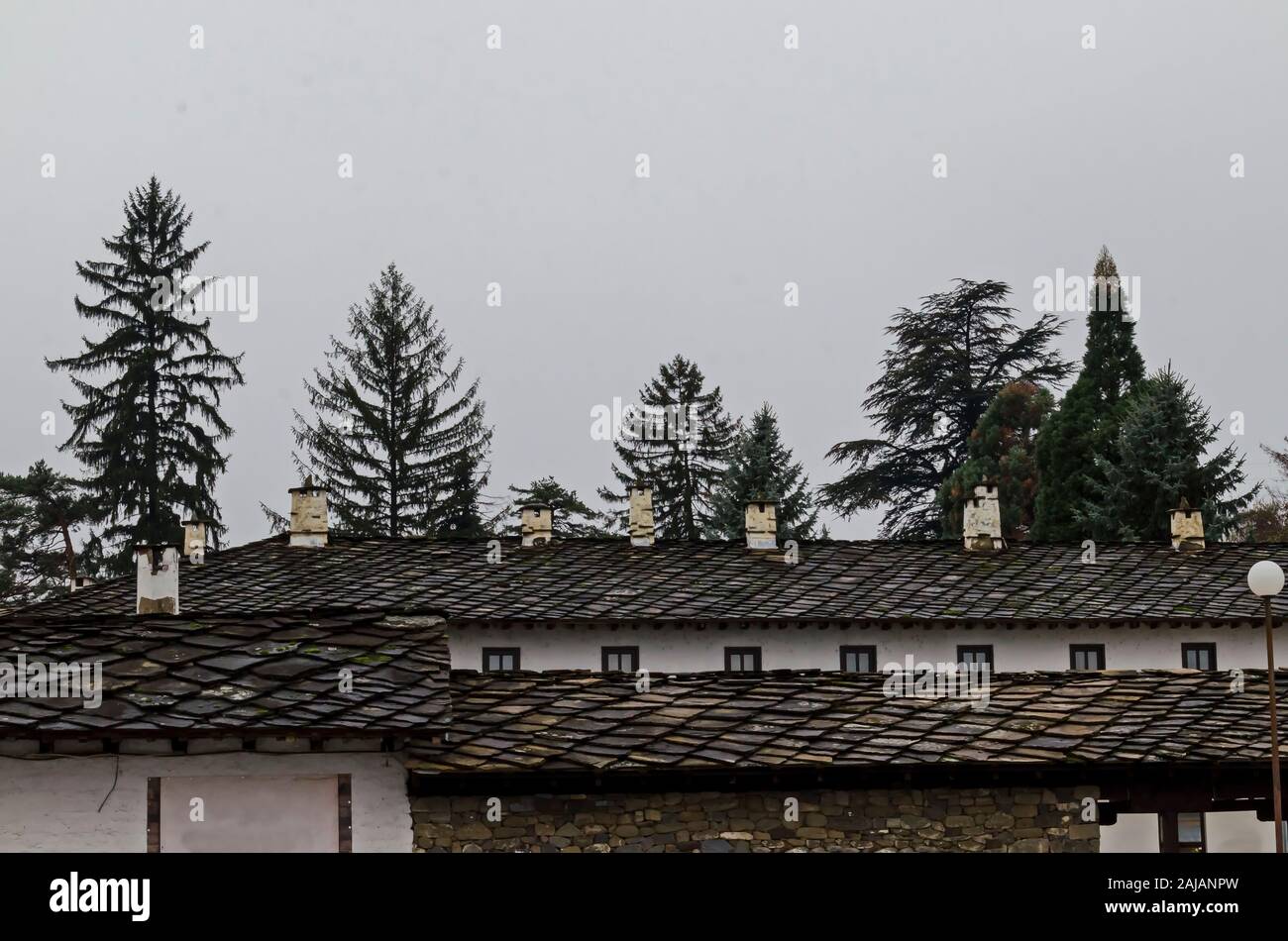 Fragment der Stein Dach der alten Trojan Kloster im Jahre 1600 gegründet und wiederhergestellt in 1830-1865, Oreschak Dorf, Bulgarien Stockfoto