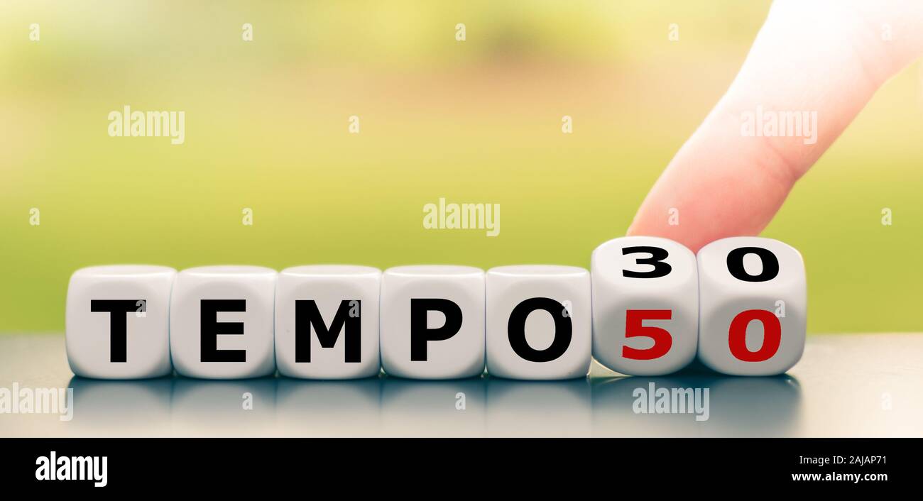 Symbol für reduzierte Geschwindigkeit grenze von 30 statt 50. Stockfoto