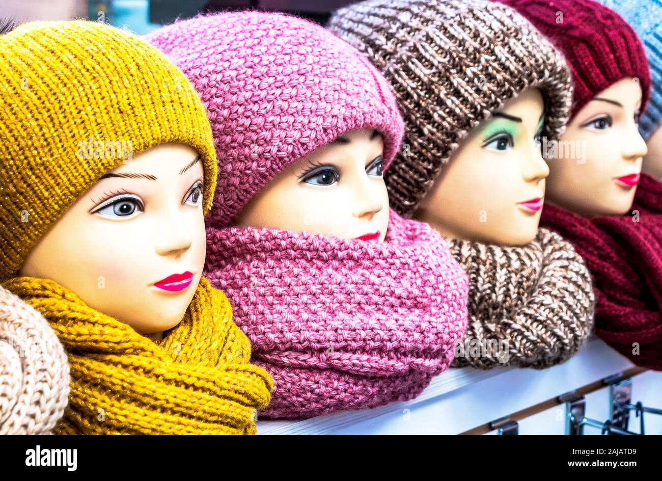 Schaufensterpuppen weiblich Köpfe in Hüte und Schals. Kammgarn gestrickte Mützen und Schals. Weibliche Kopfbedeckungen Stockfoto
