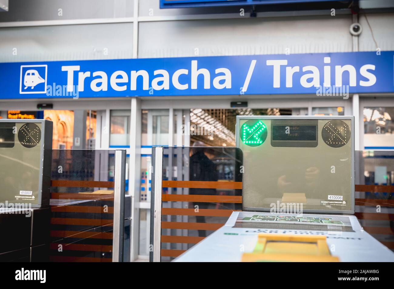 Dublin, Irland - 15. Februar, 2019: Blick auf einen Eintrag Entwertungsgerät Detail auf der Plattform von Connolly DART-Bahnhof (Staisiun ui-Cho Stockfoto