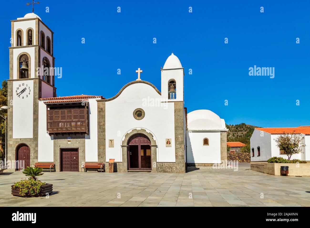 Katholische Kirche Iglesia de San Fernando Rey (1679) in der Stadt von Santiago del Teide, Teneriffa, Kanaren, Spanien. Stockfoto