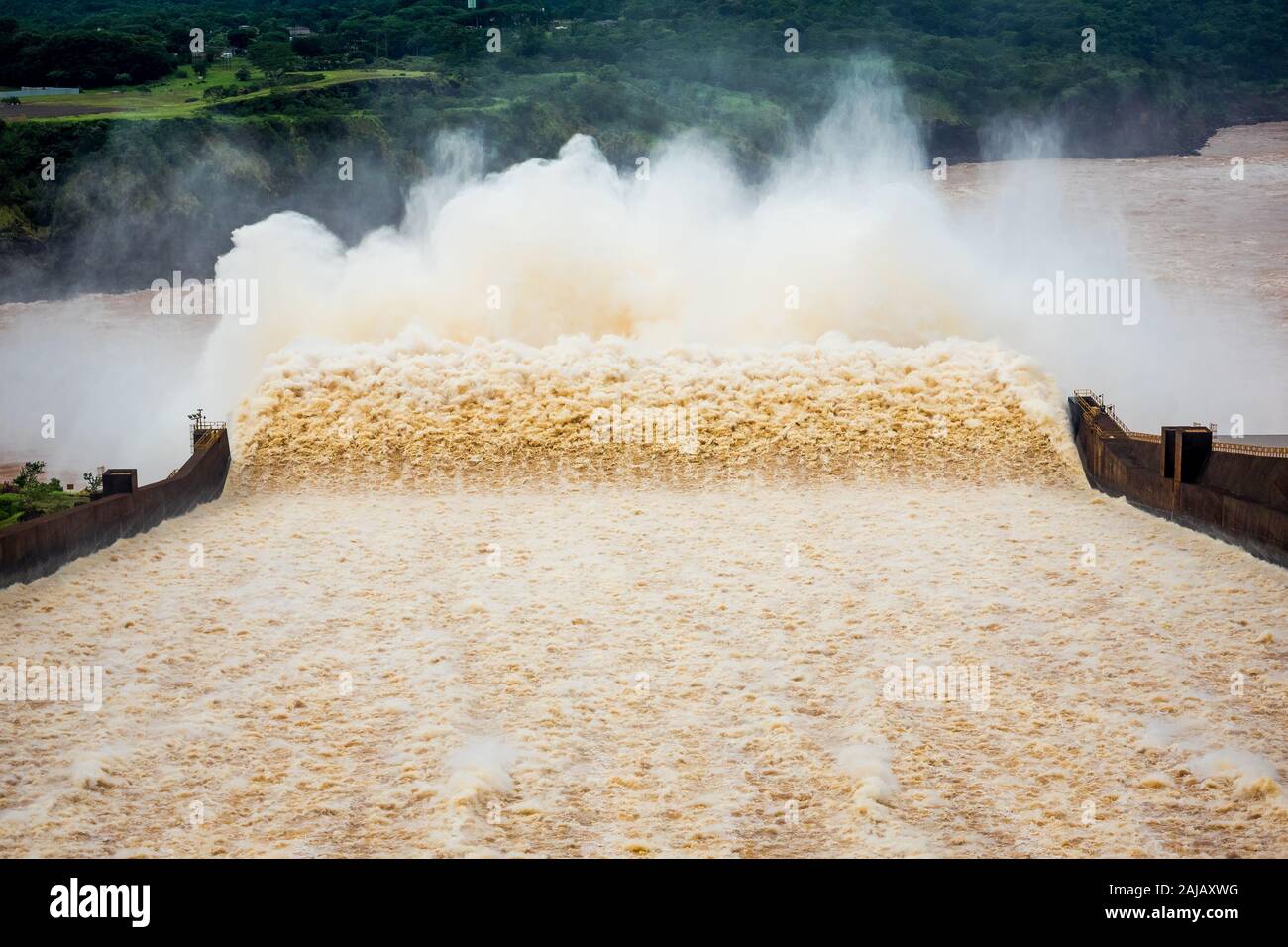 Wasser Abflußkanal bei Itaipu Damm an der Grenze zwischen Brasilien und Paraguay. Stockfoto