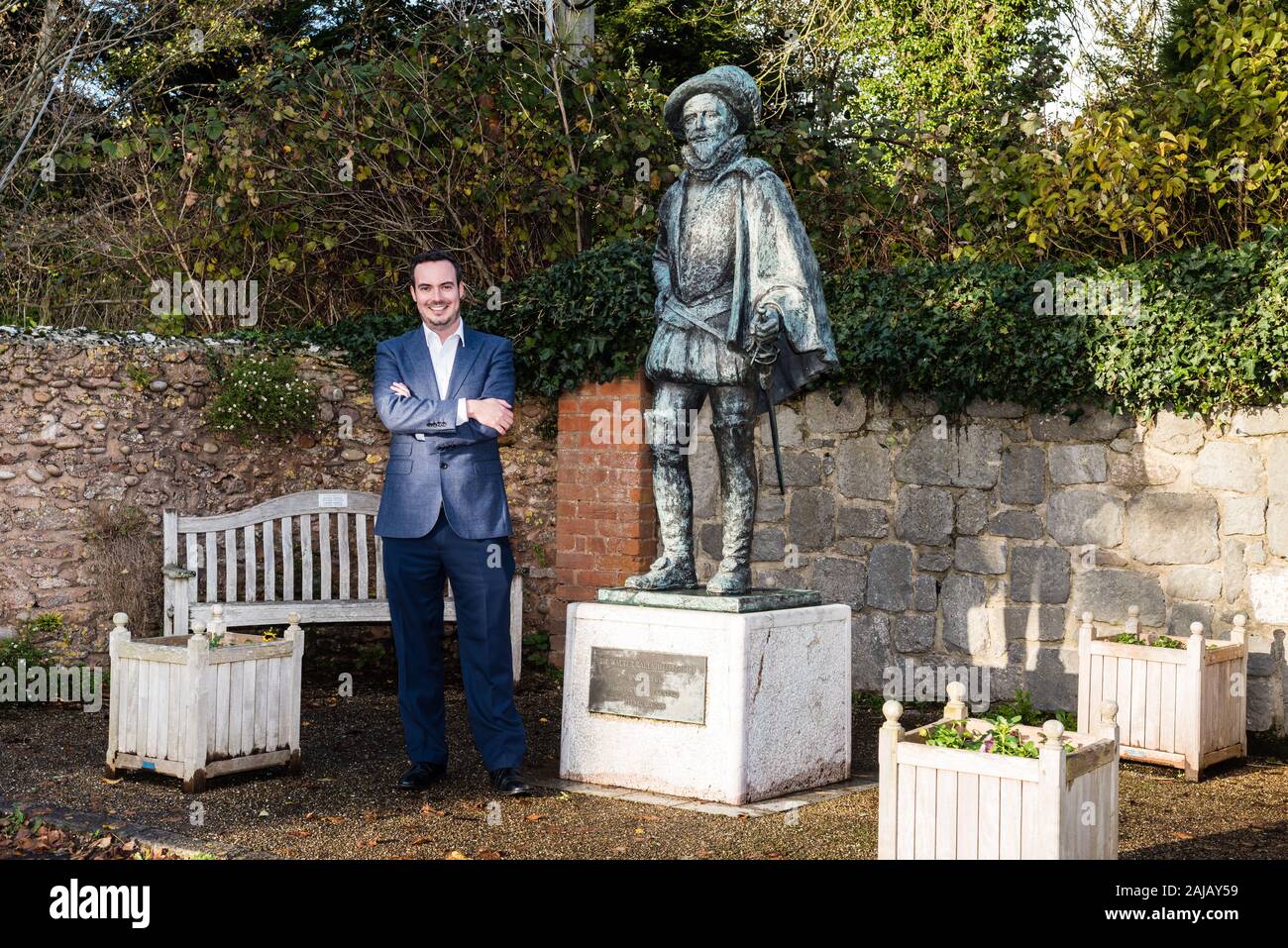 Simon Jupp MP besuchen Sir Walter Raleigh's Statue. Stockfoto