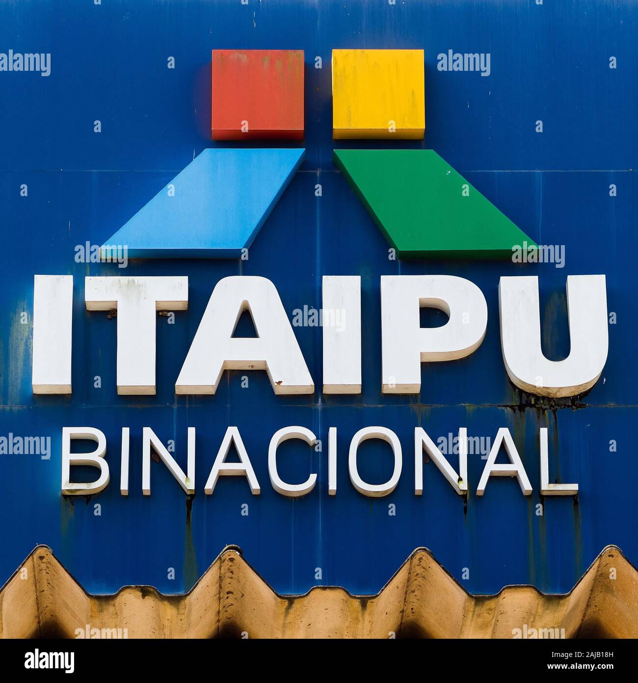 Schild am Eingang von Itaipu Staudamm, an der Grenze zu Brasilien. Stockfoto