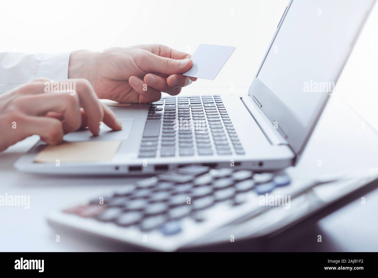 Online kaufen mit Kreditkarte. Stockfoto