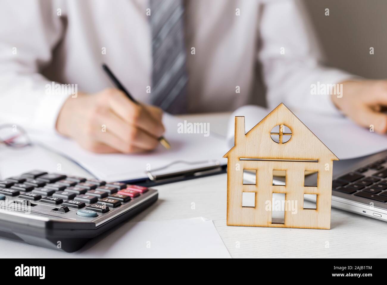 Ein Immobilienmakler unterzeichnet einen Vertrag über den Kauf oder die Hypothek eines Hauses. Stockfoto