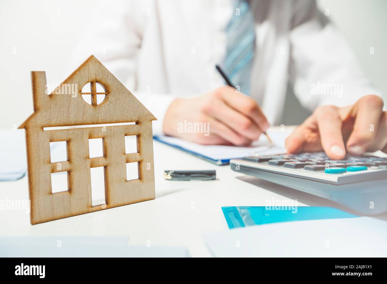 Ein Immobilienmakler unterzeichnet einen Vertrag über den Kauf oder die Hypothek eines Hauses. Stockfoto